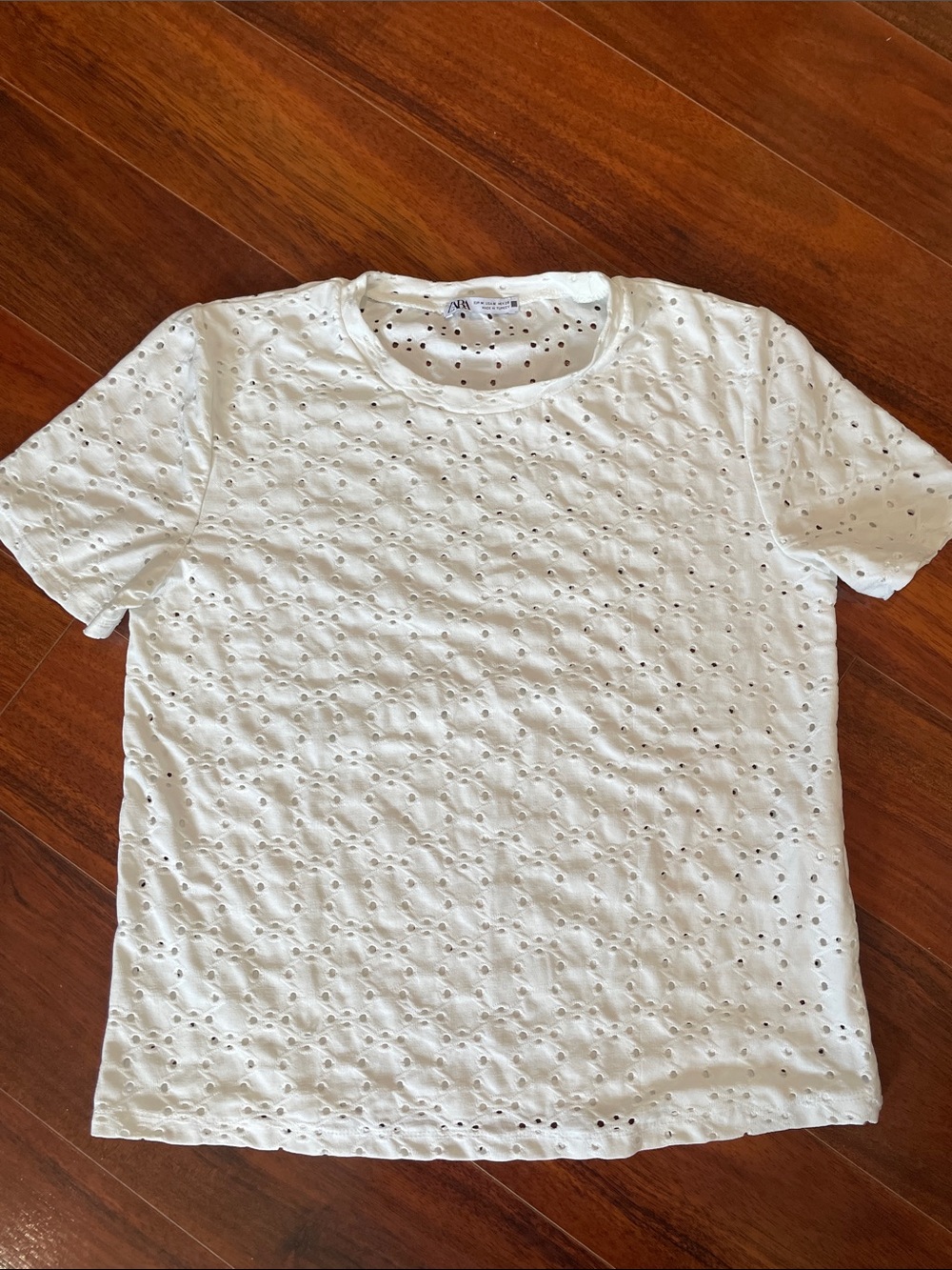 Zara Women’s White Short Sleeve Eyelet Crew Neck Shirt Size Medium NWOT